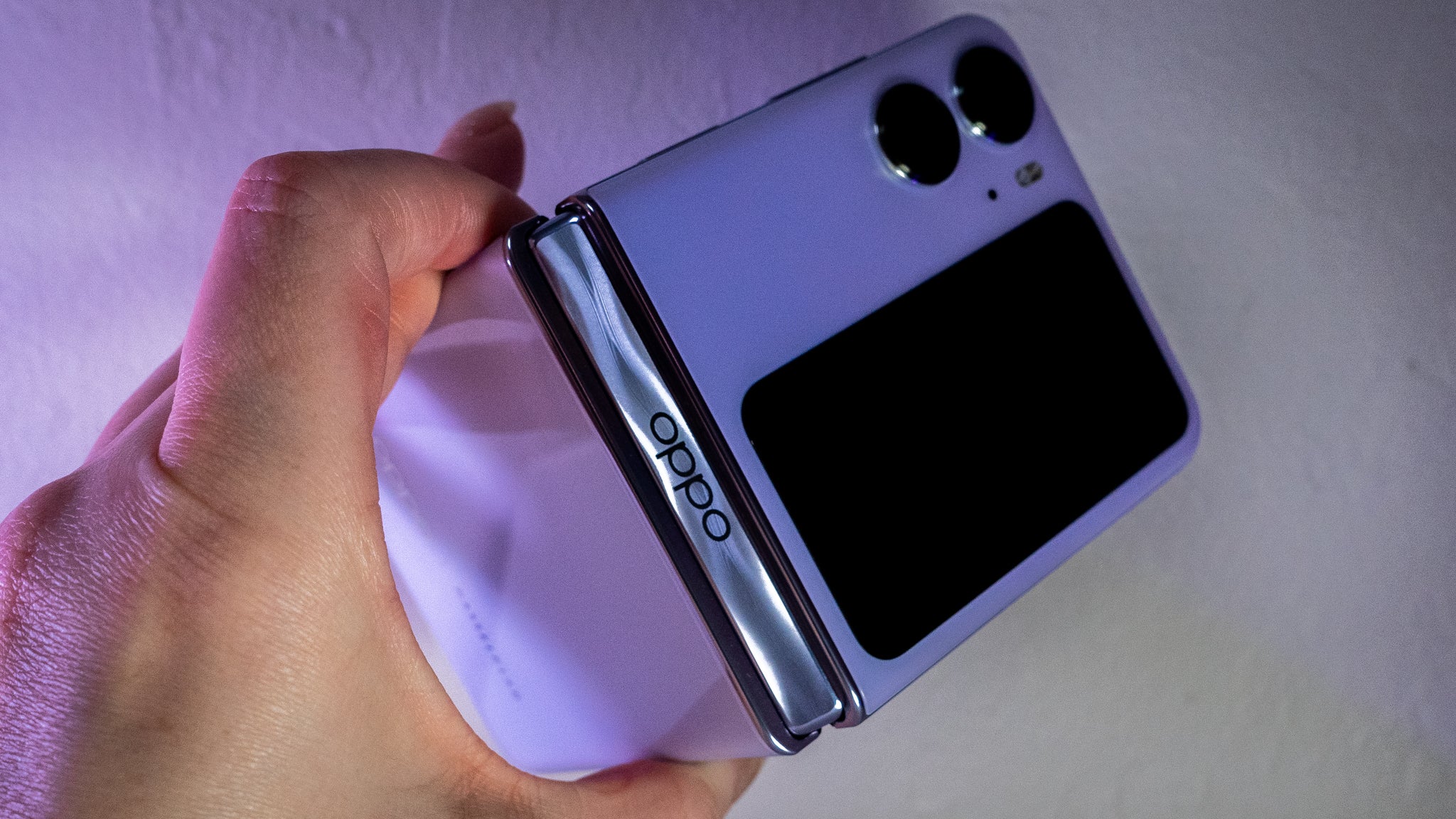 At first glance, it's hard to notice this is an Oppo product and not a Samsung one. (Photo: Florence Ion / Gizmodo)