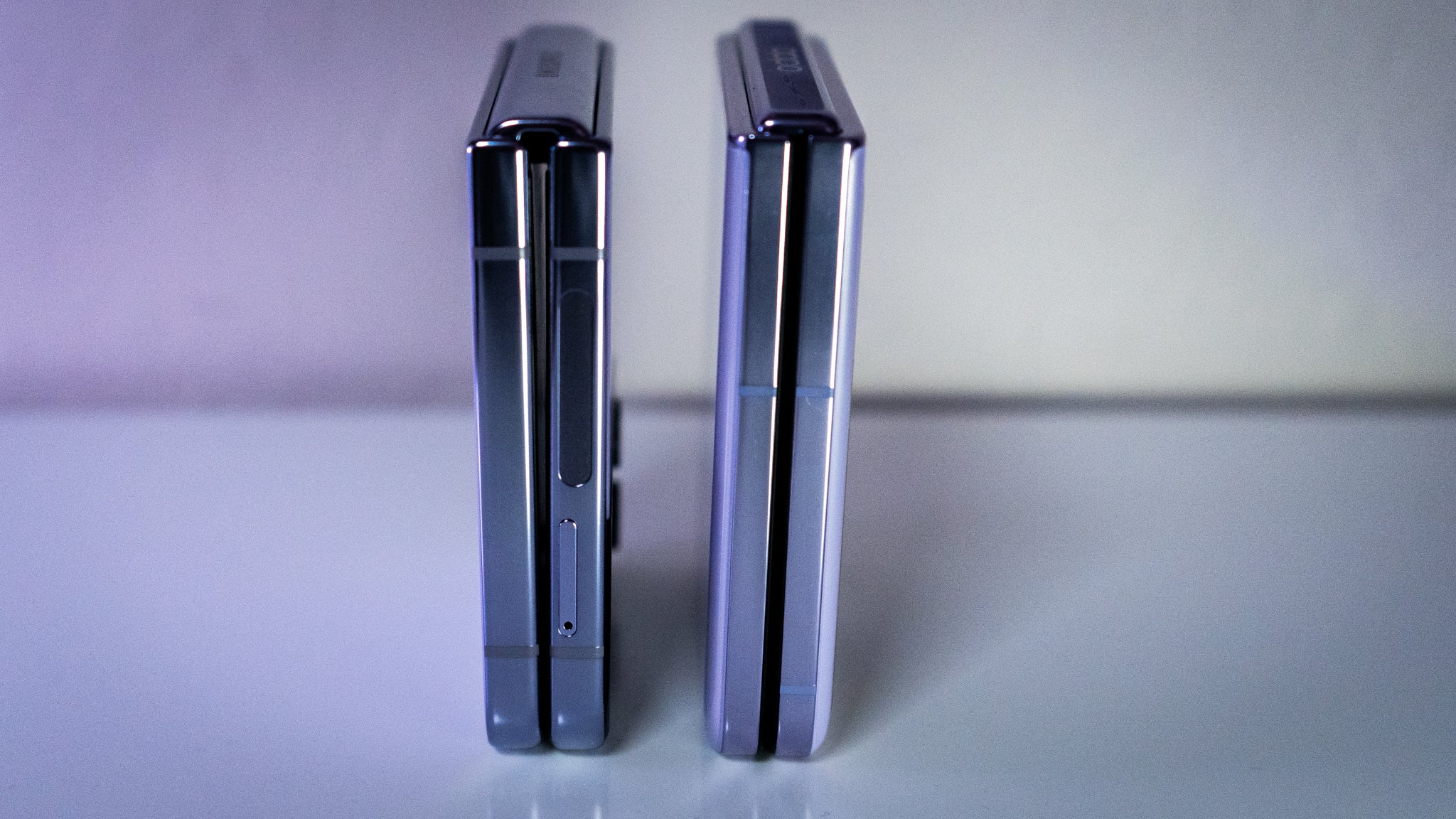 Notice the game in the Z Flip 4 (left) compared to the Find N2 Flip (right).  (Photo: Florence Ion / Gizmodo)