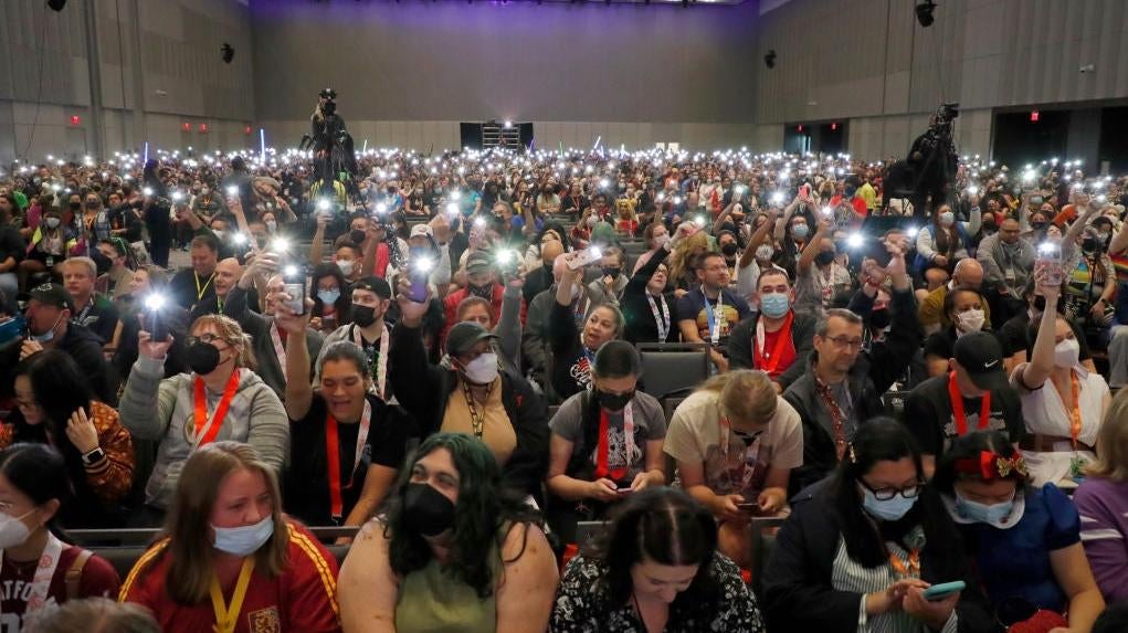 A crowd fills the room at New York Comic Con 2022. (Photo: Astrid Stawiarz/Getty Images for ReedPop, Getty Images)