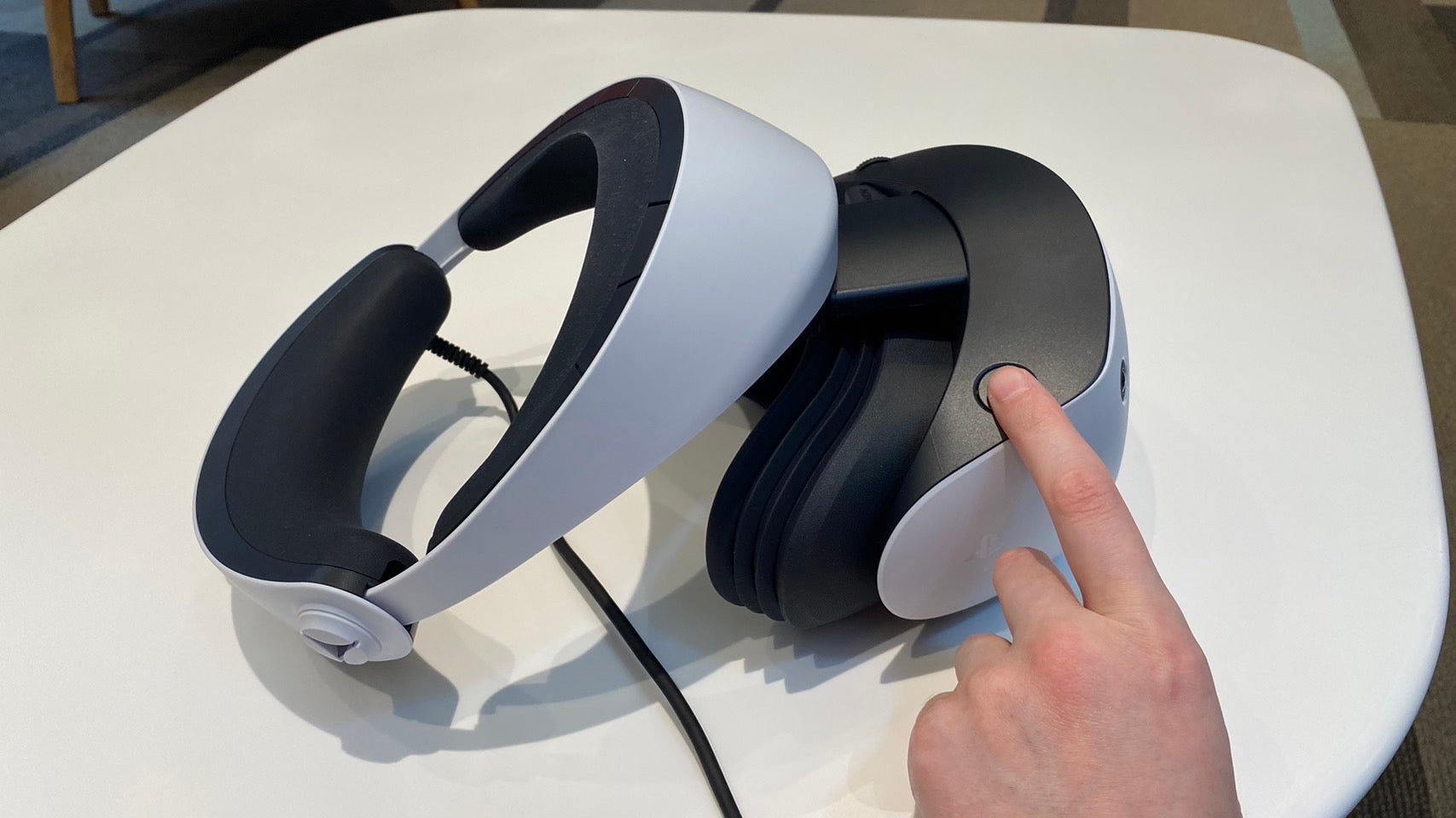 The button needed to slide out the PSVR 2 headset from its strap (Photo: Michelle Ehrhardt / Gizmodo)
