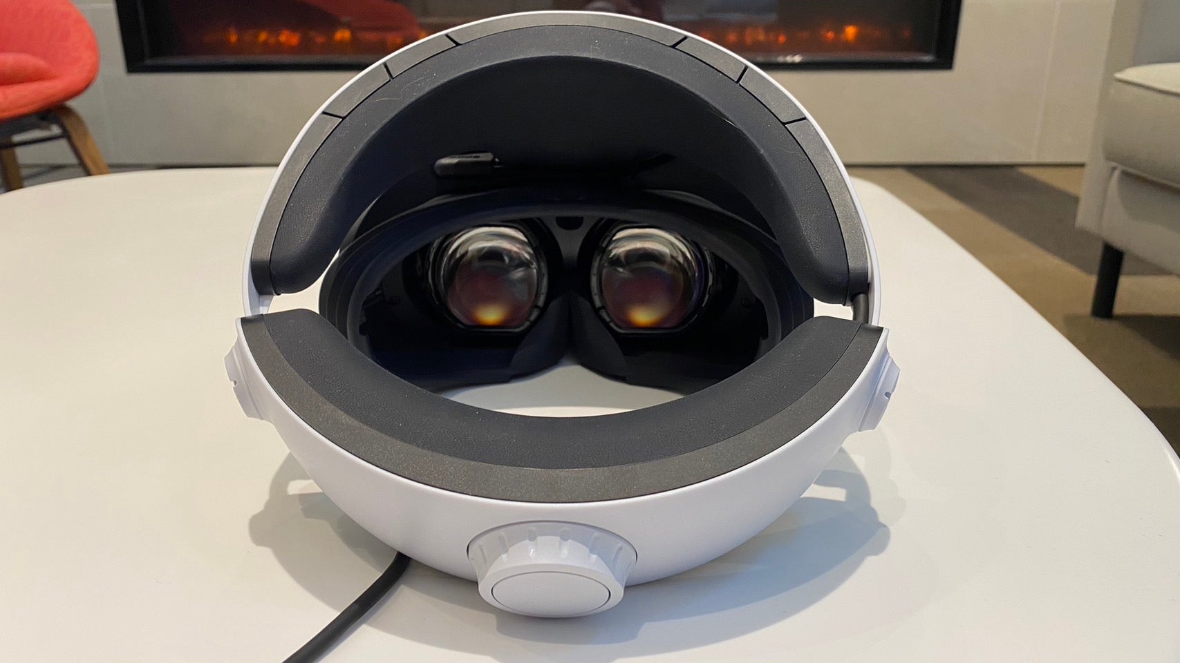 A look at the PSVR 2's lenses (Photo: Michelle Ehrhardt / Gizmodo)
