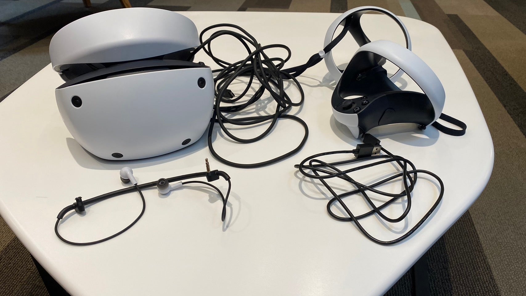 The Sony PSVR 2 with its pack-in material (Photo: Michelle Ehrhardt / Gizmodo)