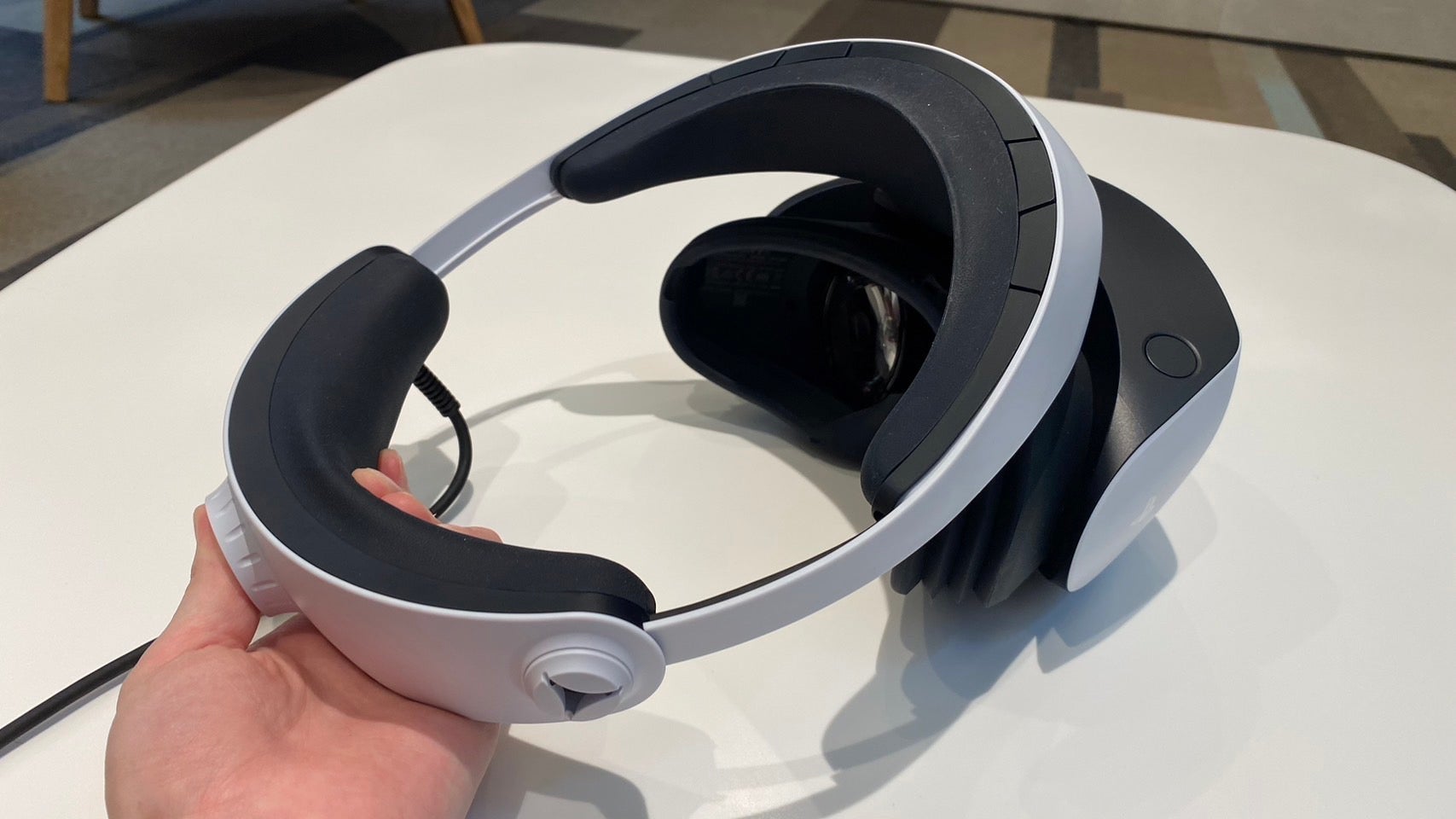 The Sony PSVR 2 halo strap being extended (Photo: Michelle Ehrhardt / Gizmodo)