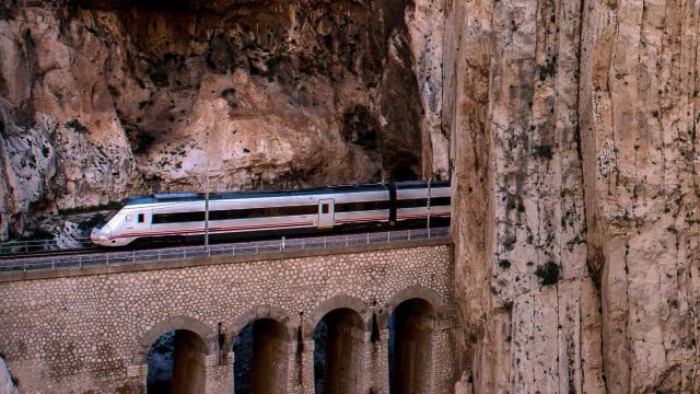 Spain’s New ​​$AU400 Million Trains Are Too Big For Its Tunnels