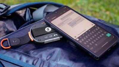 The Motorola Defy Brings Two-Way Satellite Messaging to iPhones and Androids
