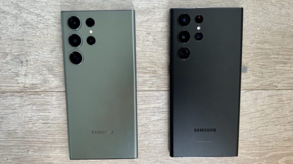 Comparison of the Samsung Galaxy Ultra22 and Ultra23 with both phones camera side up on a wooden surface