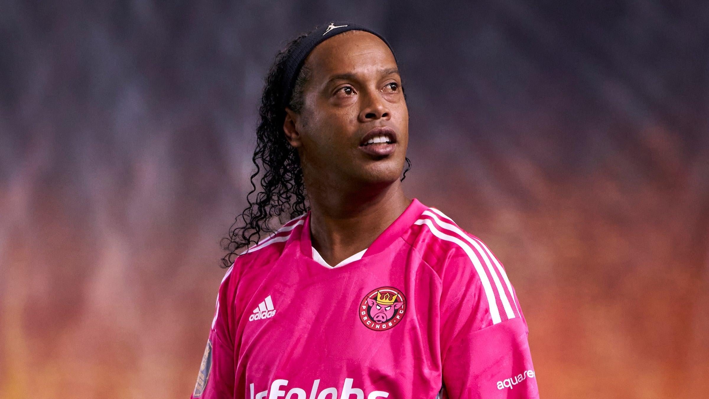 Retired Brazilian soccer legend Ronaldinho donned Ibai's pink Porcinos FC jersey to play in the Kings League. (Photo: Kings League InfoJobs)