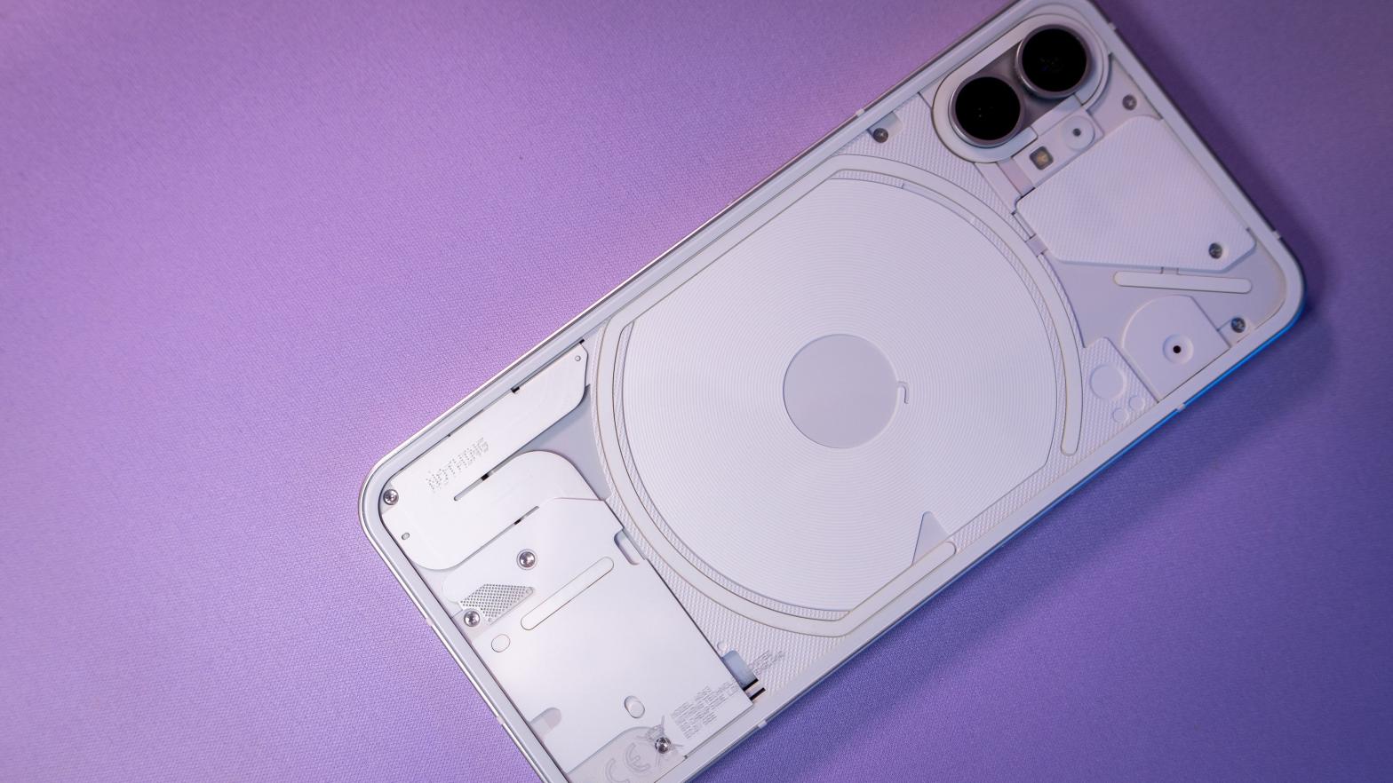 The Nothing Phone (1) is competent, though it's not the best at what it does. (Photo: Florence Ion / Gizmodo)
