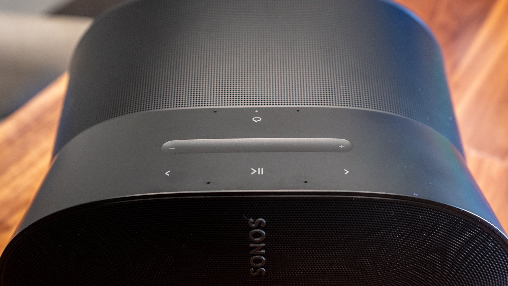 The top of the Sonos Era 300, including its capacitive volume slider.  (Photo: Florence Ion / Gizmodo)
