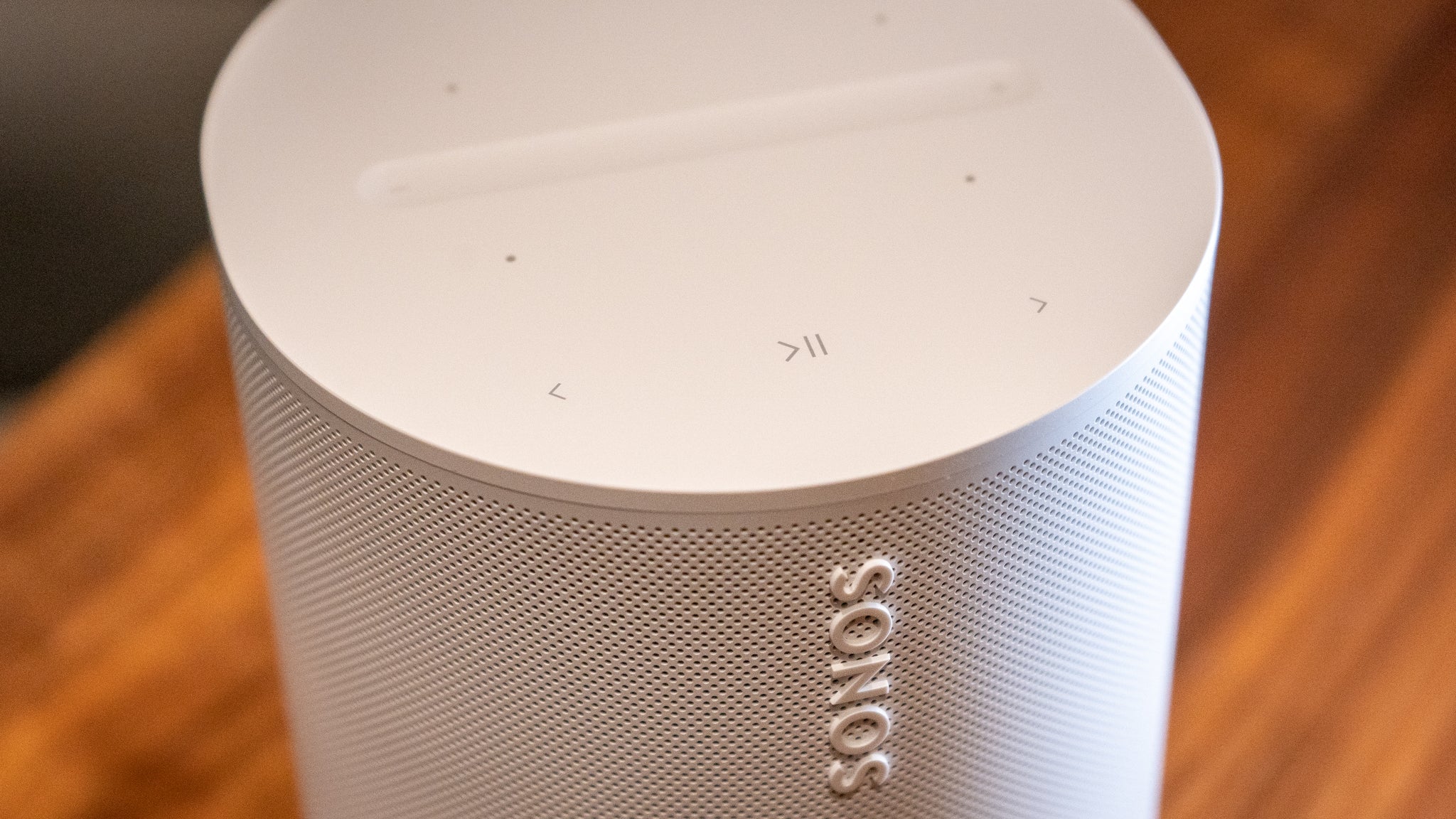The top of the Sonos Era 100, including its capacitive volume slider.  (Photo: Florence Ion / Gizmodo)