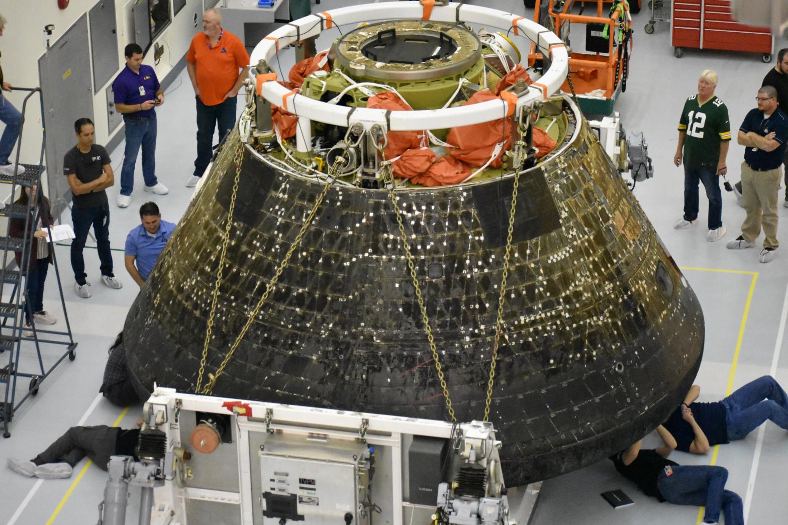 NASA engineers inspecting Orion's heat shield shortly after the Artemis 1 mission.  (Photo: NASA)