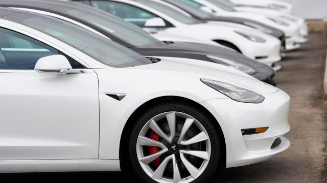 Man Accidentally Drove Away in Someone Else’s Tesla Using the Car’s App