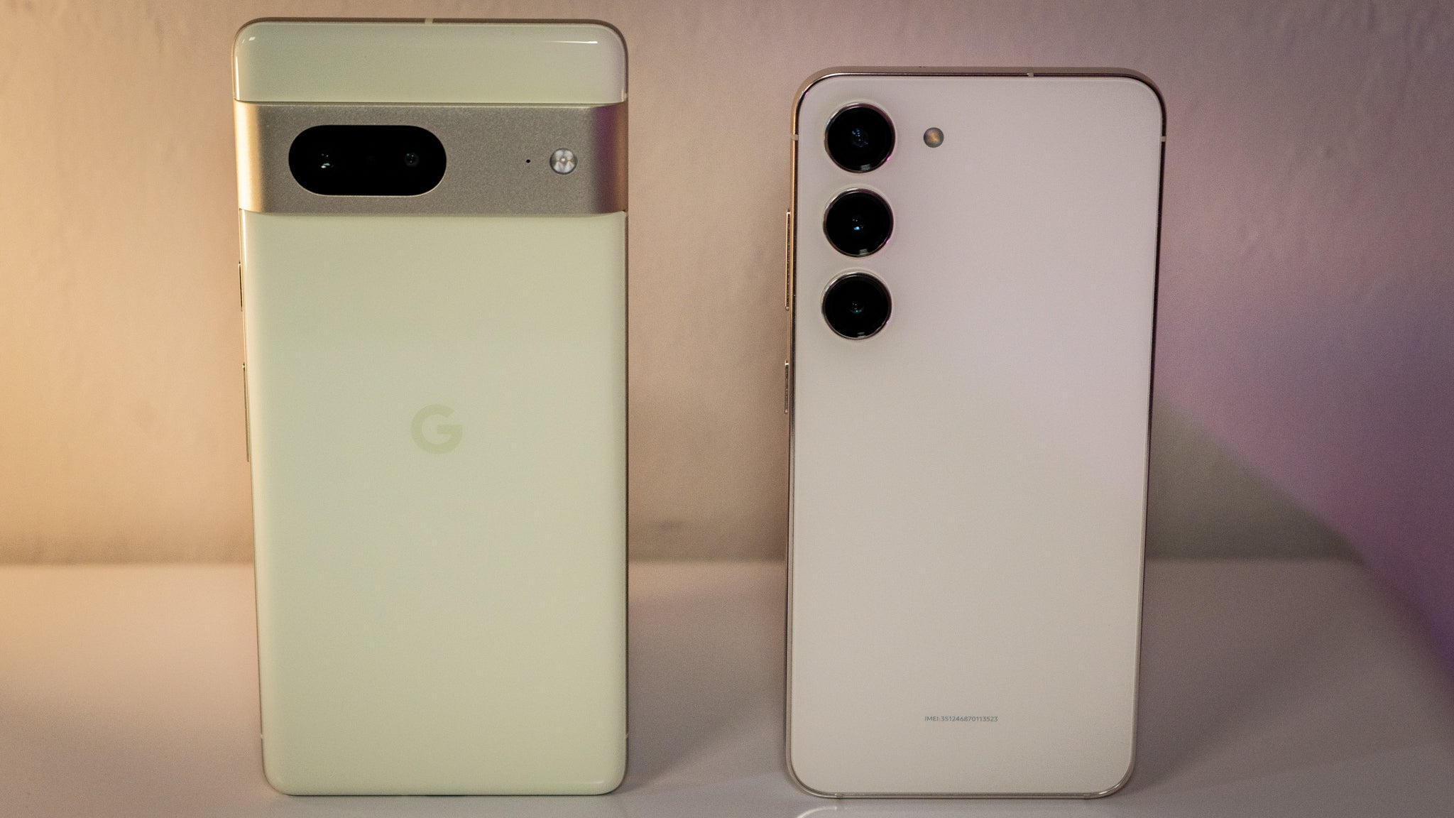 For size comparison: the Pixel 7 is on the left, and the Galaxy S23 is on the right.  (Photo: Florence Ion / Gizmodo)