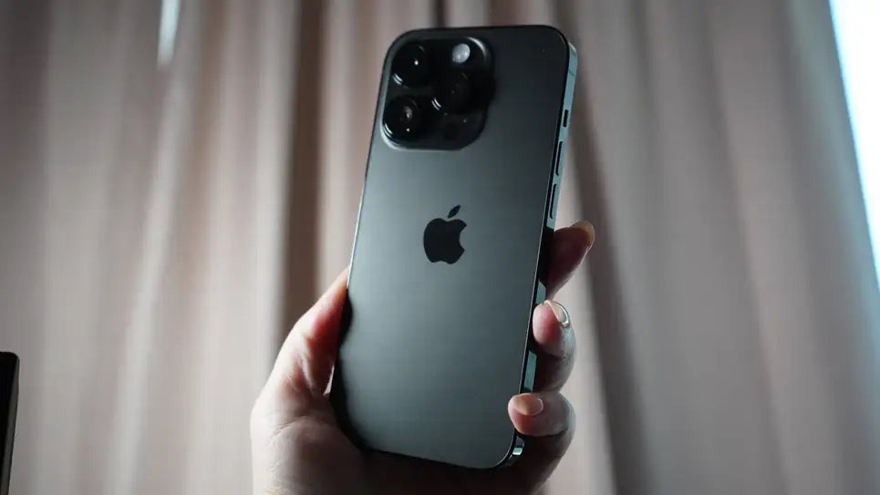 The iPhone 14 Pro and the other iOS 16.4 compatible devices will soon be able to use voice isolation technology to make phone calls a bit clearer. (Photo: Florence Ion / Gizmodo)