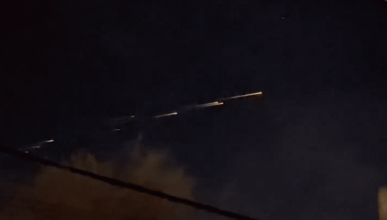 The fireballs as seen over Sacramento, California, on March 17, 2023. (Gif: kingcongbrewing/Instagram/Gizmodo)