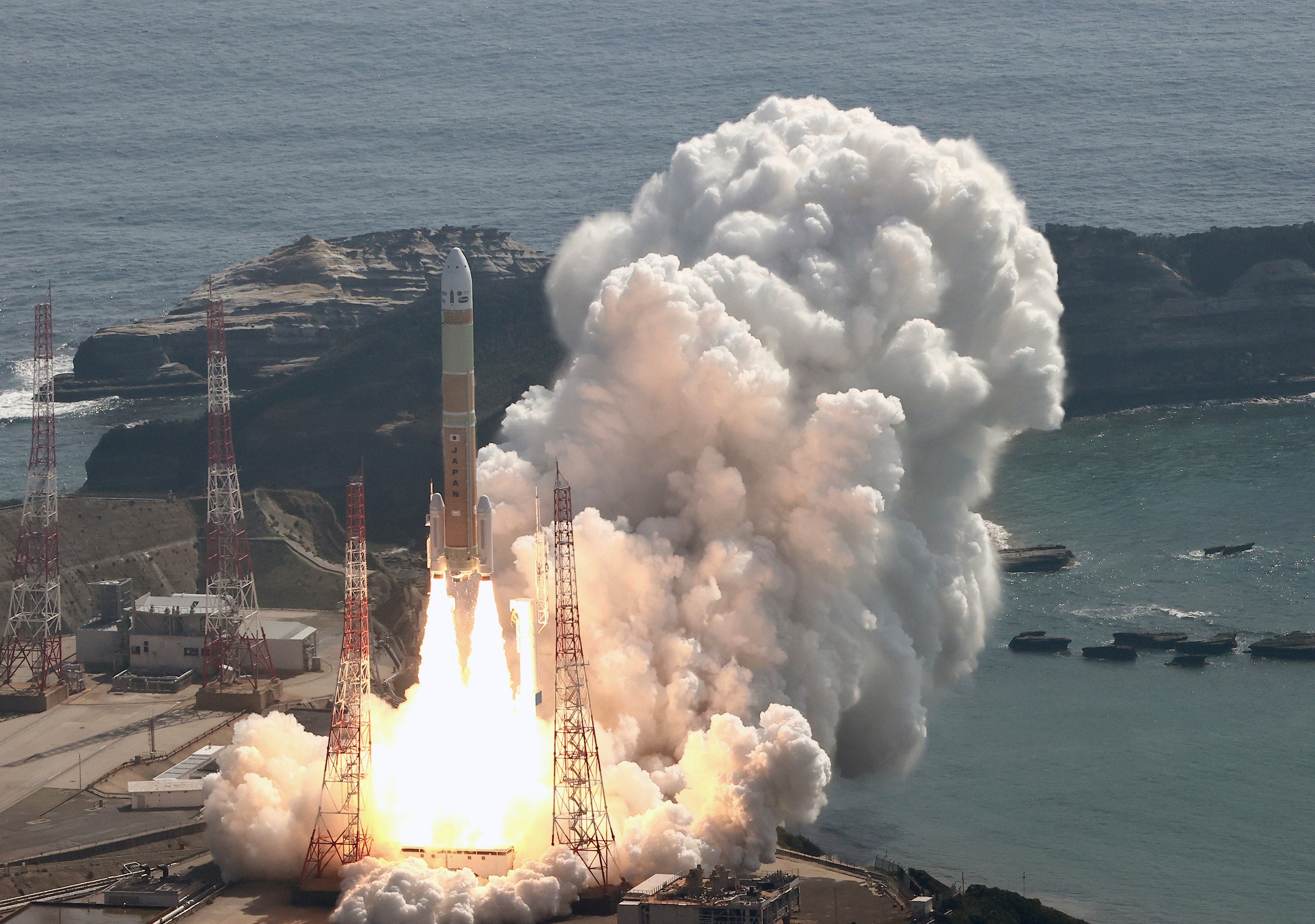 H3 blasting off from Tanegashima Space Centre. (Photo: Daisuke Urakami, AP)
