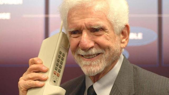 50 Years Ago, the First Mobile Phone Call Was Made on This DynaTAC Dinosaur