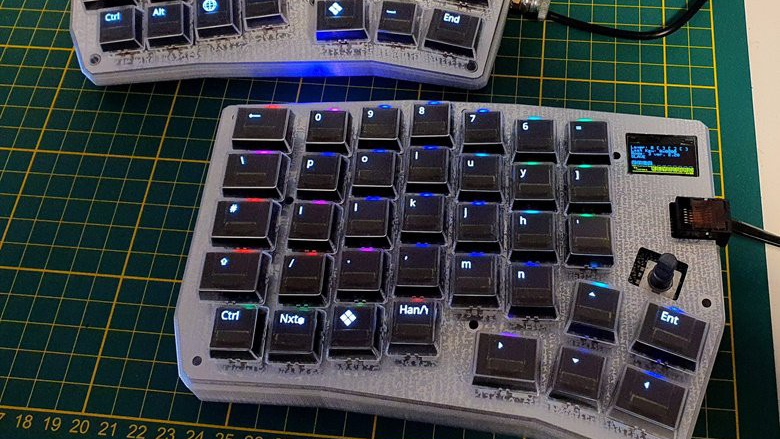 Mechanical Keyboard Swaps Out Keycaps for Tiny OLED Screens