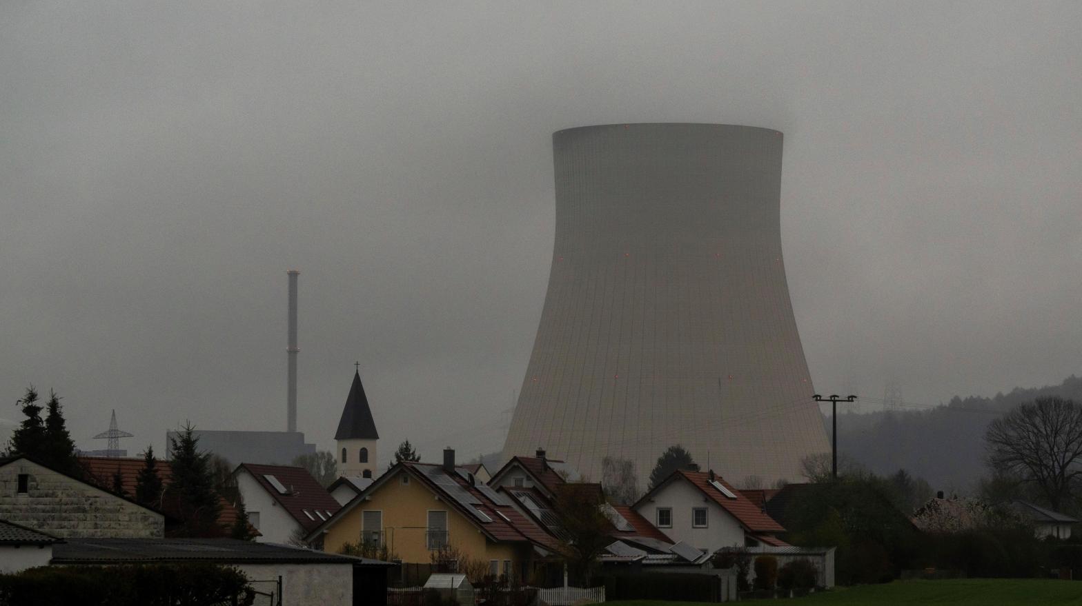 The Isar 2 nuclear power plant in Munich, which was disconnected from the grid over the weekend. (Photo: Peter Kneffel/picture-alliance/dpa, AP)