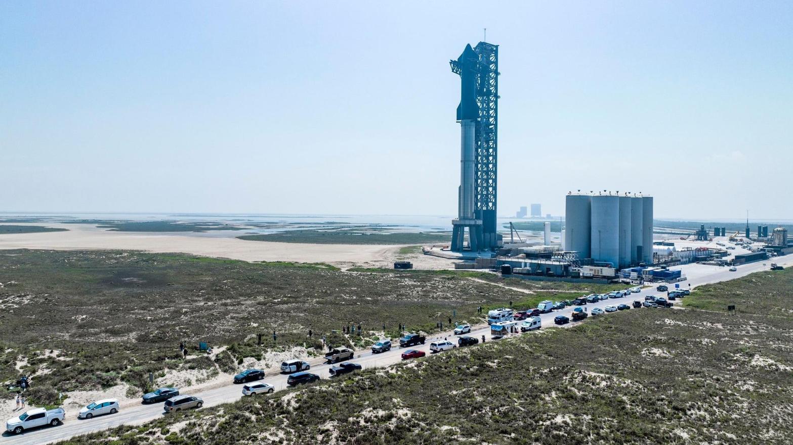 Busy as a beehive: Starship during launch preparations on Sunday, April 16, 2023. (Photo: SpaceX)