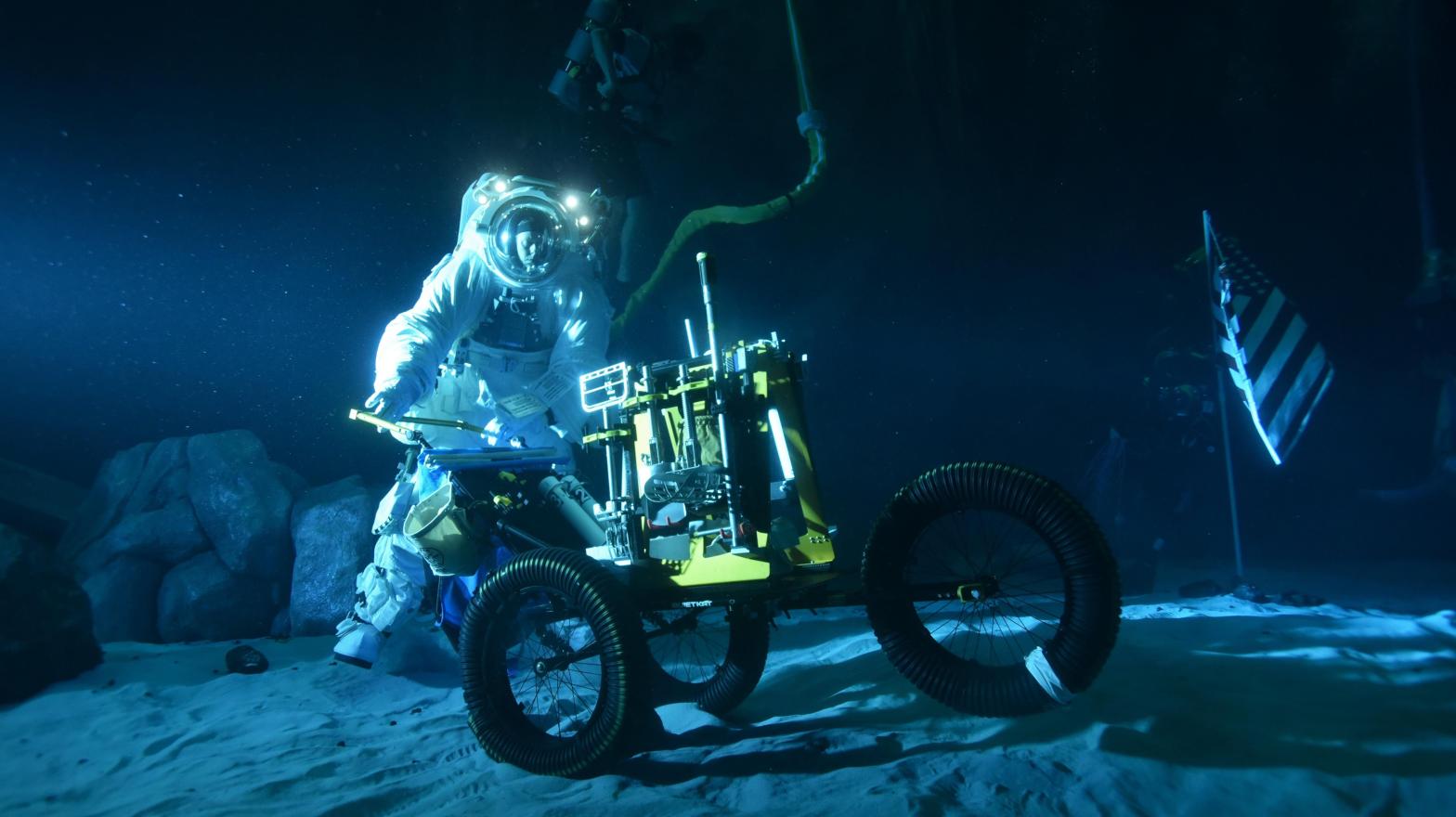 Test divers practiced tasks in the pool with low lighting to simulate lunar conditions. (Photo: NASA)