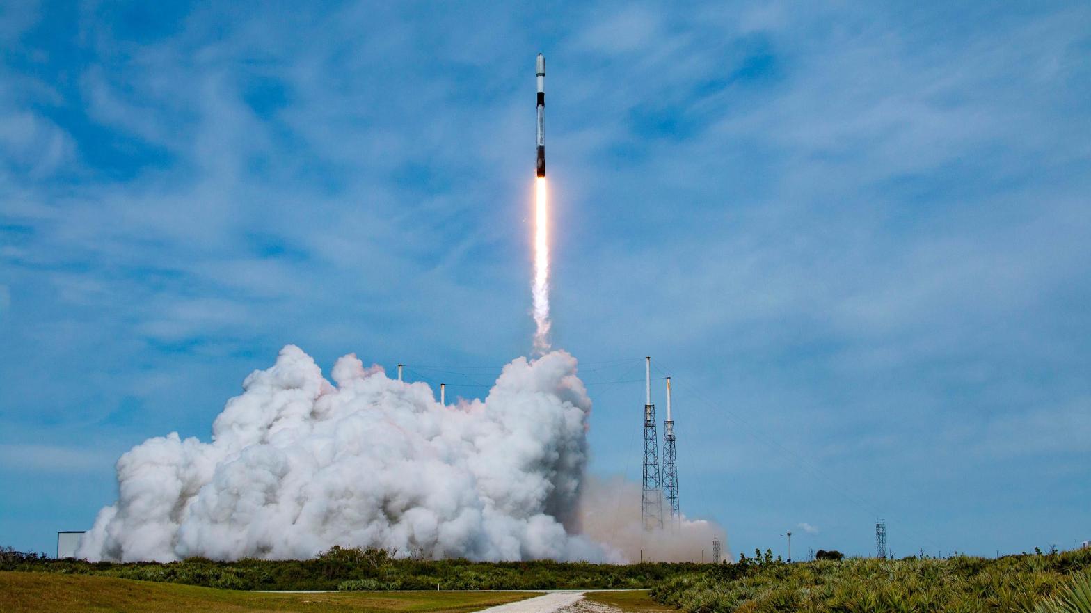 A Falcon 9 rocket launched on April 19, 2023 to deliver 21 Starlink V2 satellites. (Photo: SpaceX)