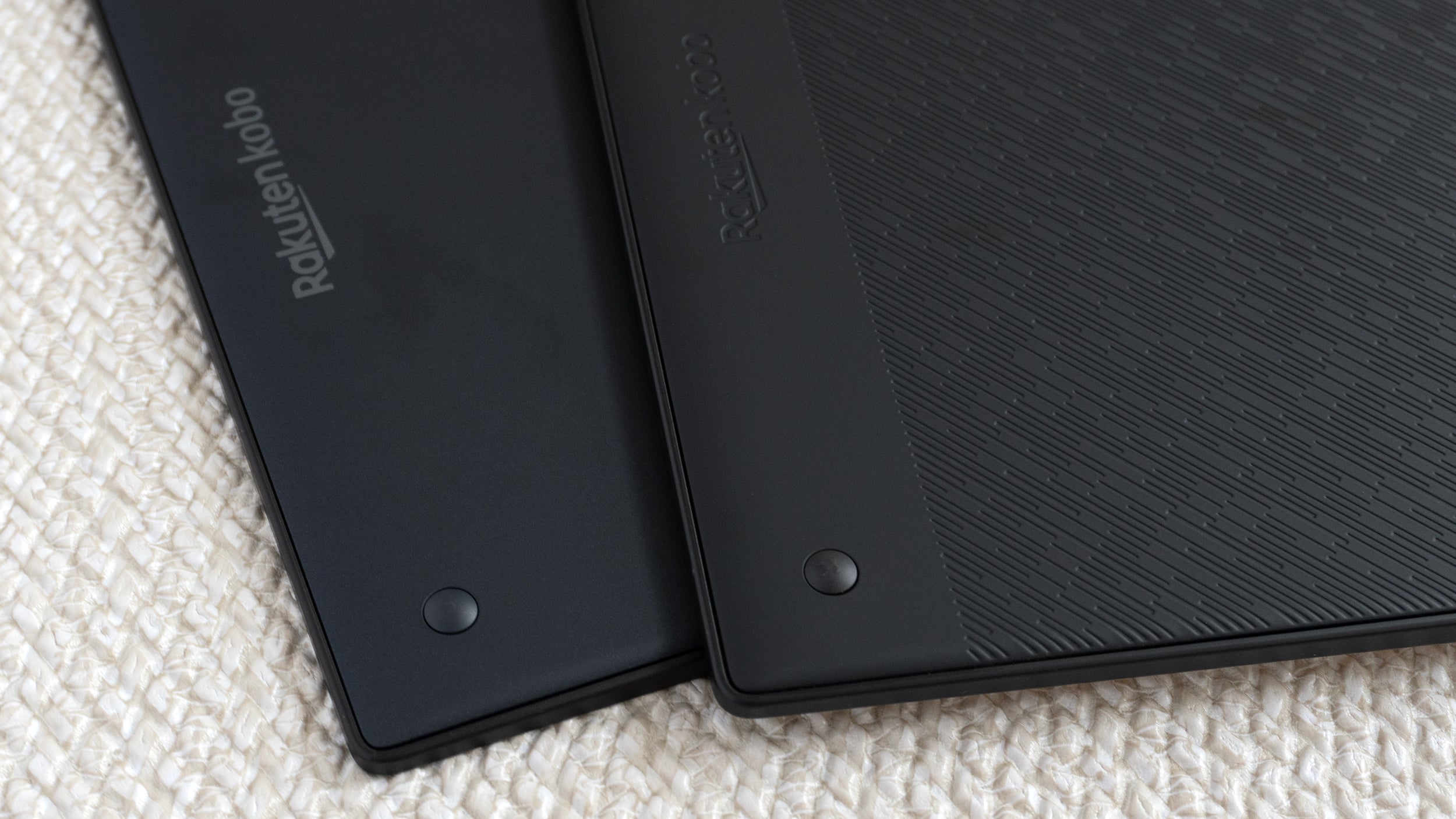 The rubberised back panel on the Kobo Elipsa 2E (front) features added texture making the tablet easier to grip. (Photo: Andrew Liszewski | Gizmodo)