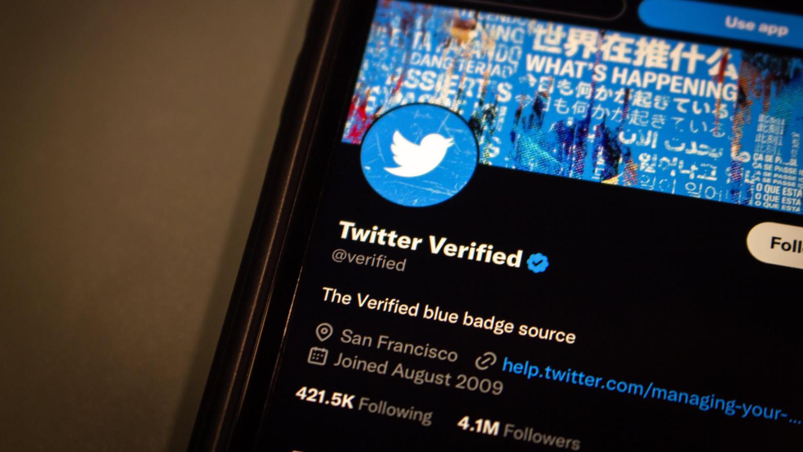 Twitter has likely only hidden legacy blue checkmarks instead of removing them as legacy verified accounts are showing up in the Verified tab in notifications.  (Image: Koshiro K, Shutterstock)