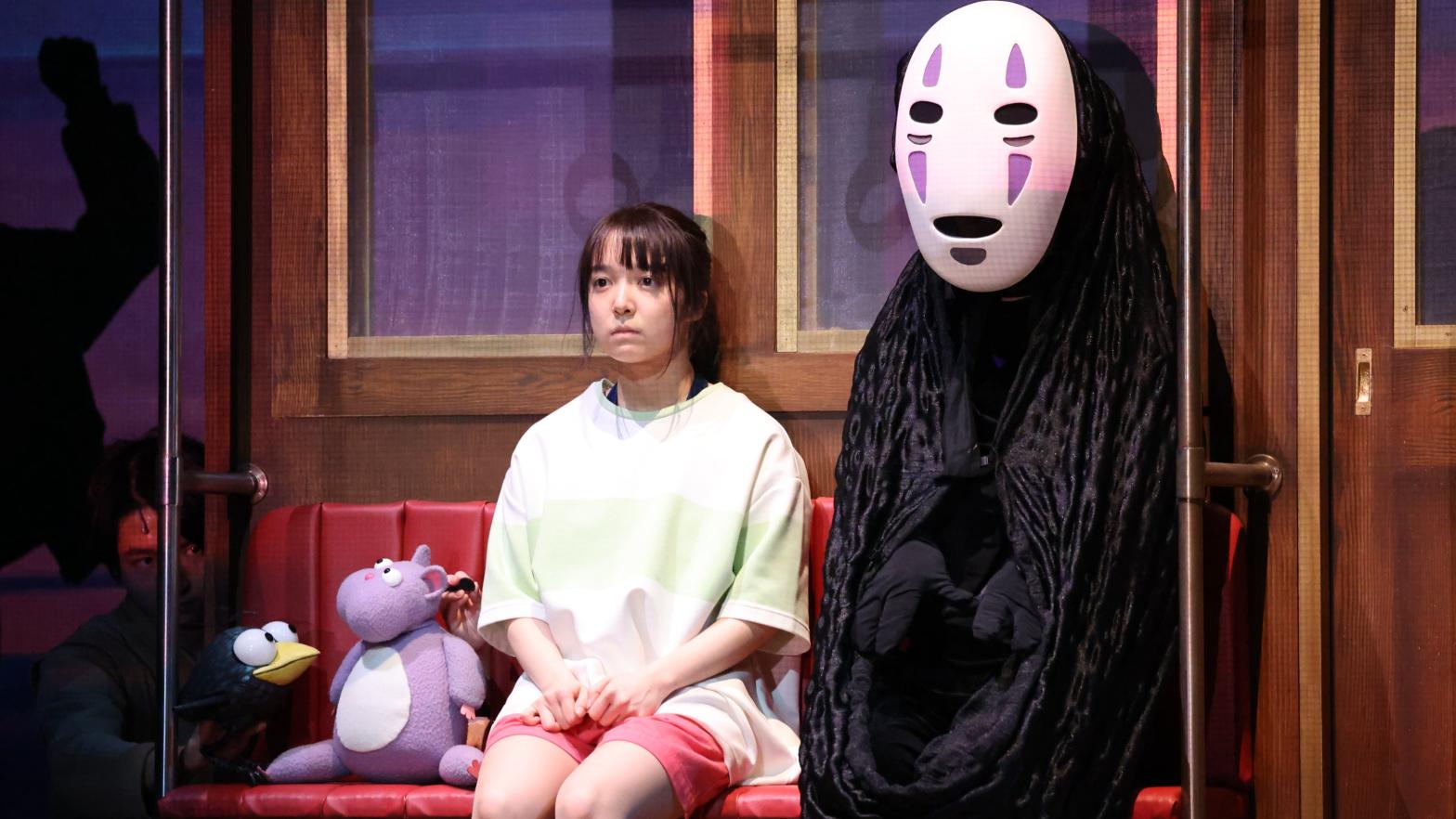 Chihiro (Mone Kamishiraish) and No-Face (Tomohiro Tsujimoto). (Image: Toho Co., Ltd.)