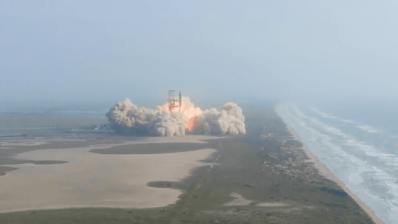 Starship drifted horizontally during inaugural launch (video is 3x normal speed). (Gif: SpaceX/Gizmodo)