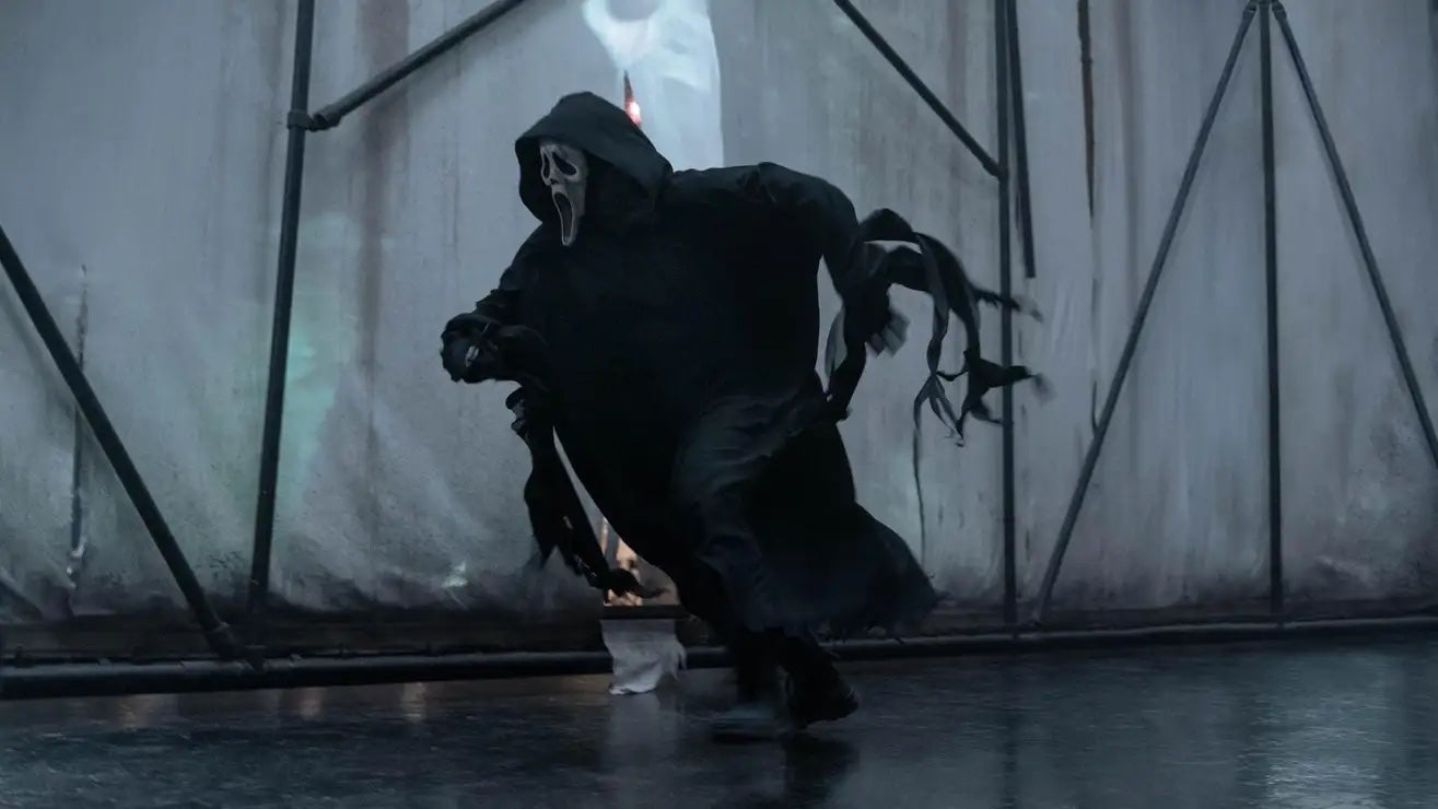 Ghostface sprints (to your front door, probably). (Image: Paramount)