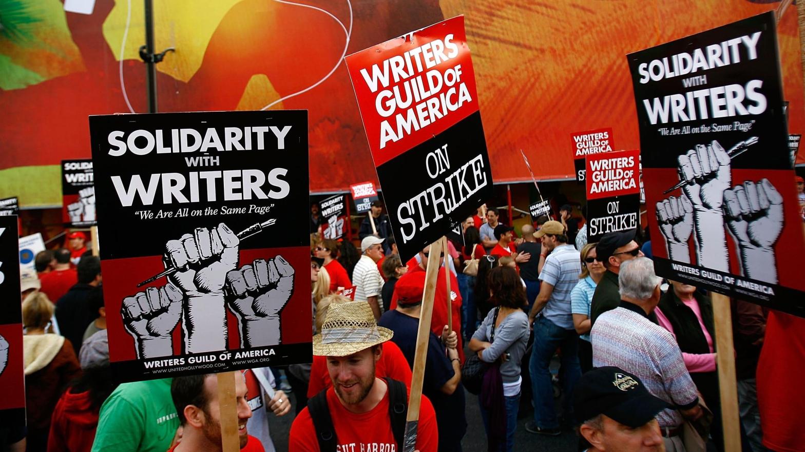 In this image from November 20, 2007, members of various unions including the Teamsters, Service Employees International Union (SEIU), and California Nurses Association march in solidarity with striking Hollywood writers during the labour dispute between the Writers Guild of America (WGA) and the Alliance of Motion Picture and Television Producers (AMPTP). (Image: David McNew, Getty Images)