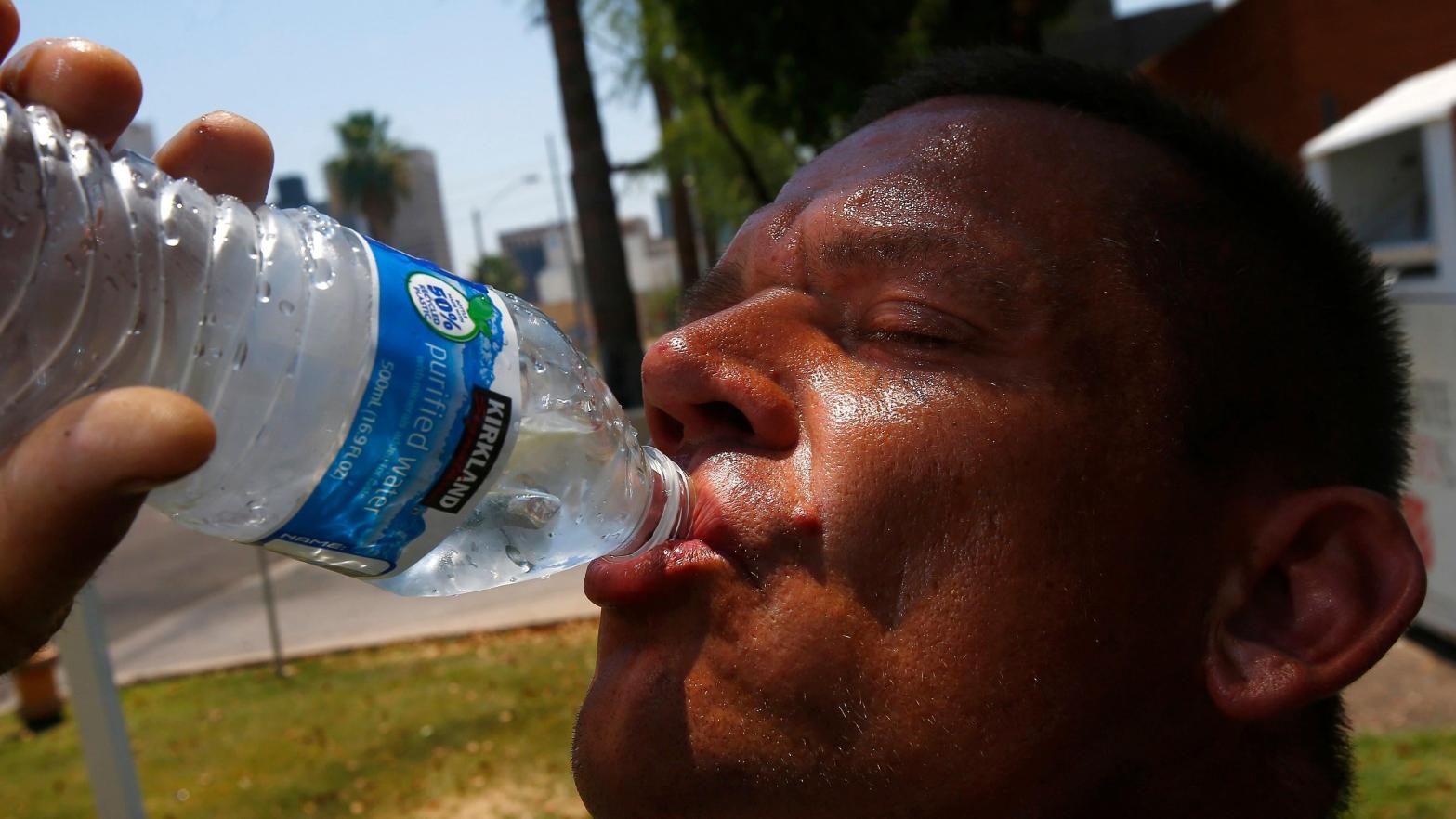 Steve Smith takes a drink of water as he tries to keep hydrated and stay cool as temperatures climb to near-record highs, in Phoenix in 2017. (Photo: Ross D. Franklin, AP)