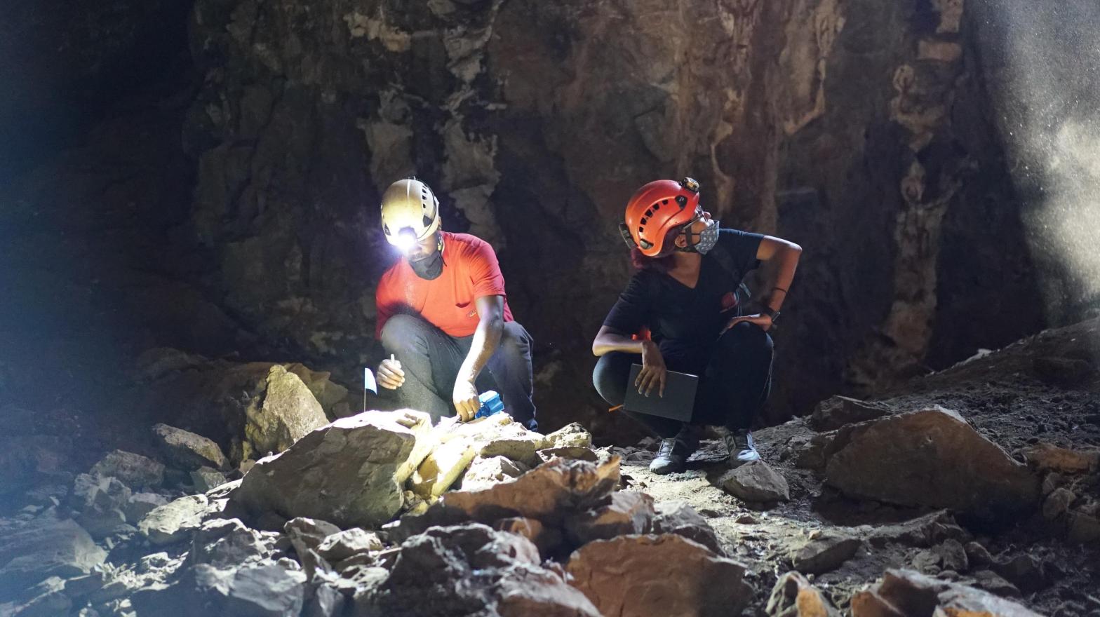 Excavators including biological anthropologist Keneiloe Mopoyane (right) in the Rising Star cave. (Photo: Mathabela Tsikoane)