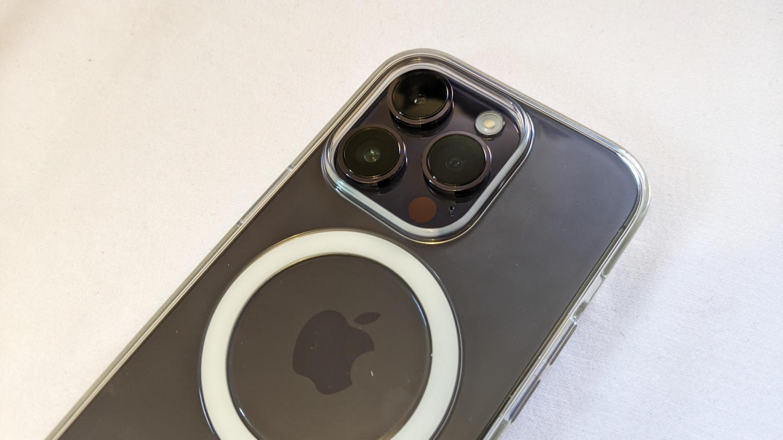 The iPhone 14 Pro released with a tri-sensor array including a massive 48-MP camera. Rumours point to the regular iPhone 15 receiving the same 48-MP treatment. (Photo: Kyle Barr / Gizmodo)