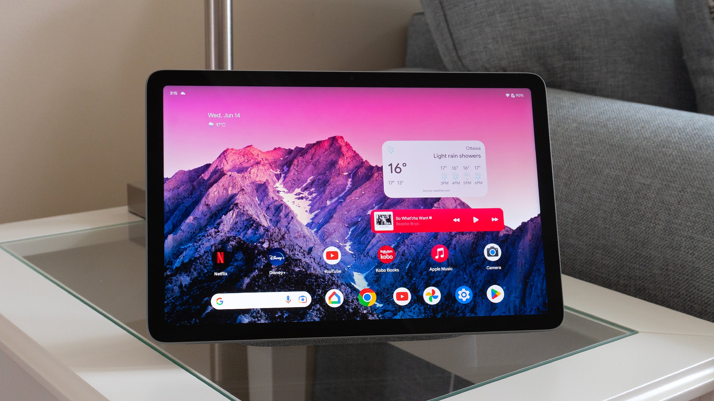 Android 13 feels more spacious on the Pixel Tablet's 10.95-inch screen, but it can quickly get cramped when using two apps side-by-side. (Photo: Andrew Liszewski | Gizmodo)