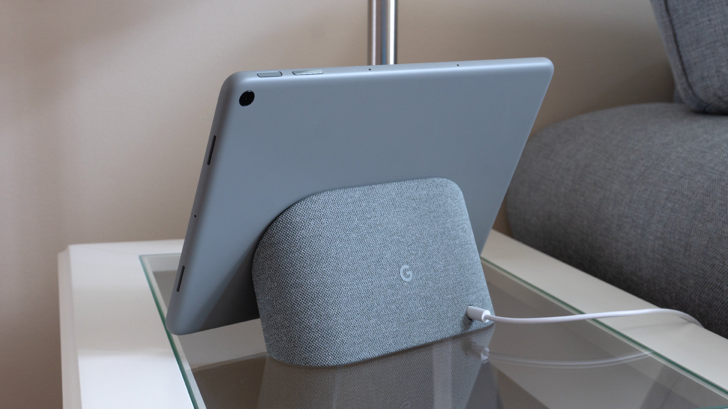When attached, the Pixel Tablet sits quite low on the dock, which sometimes made it a challenge to perfectly align it when docking. (Photo: Andrew Liszewski | Gizmodo)