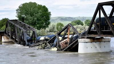 Train Carrying Asphalt and Sulphur Derailed Into the Yellowstone River