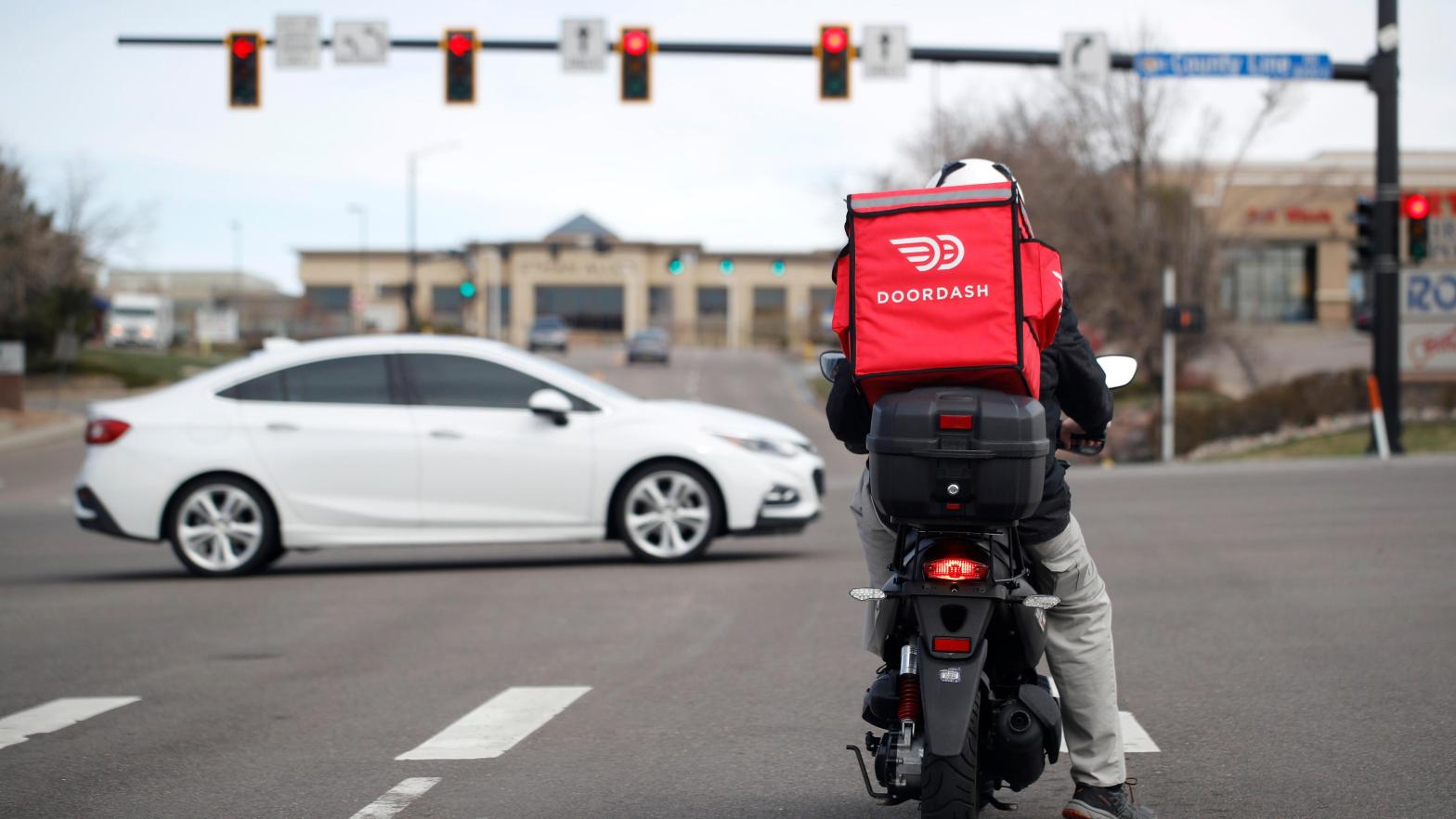 DoorDash Dashers will now have more options for getting paid, though the company said total pay from either earning per hour or per job should be comparable.  (Photo: David Zalubowski, AP)