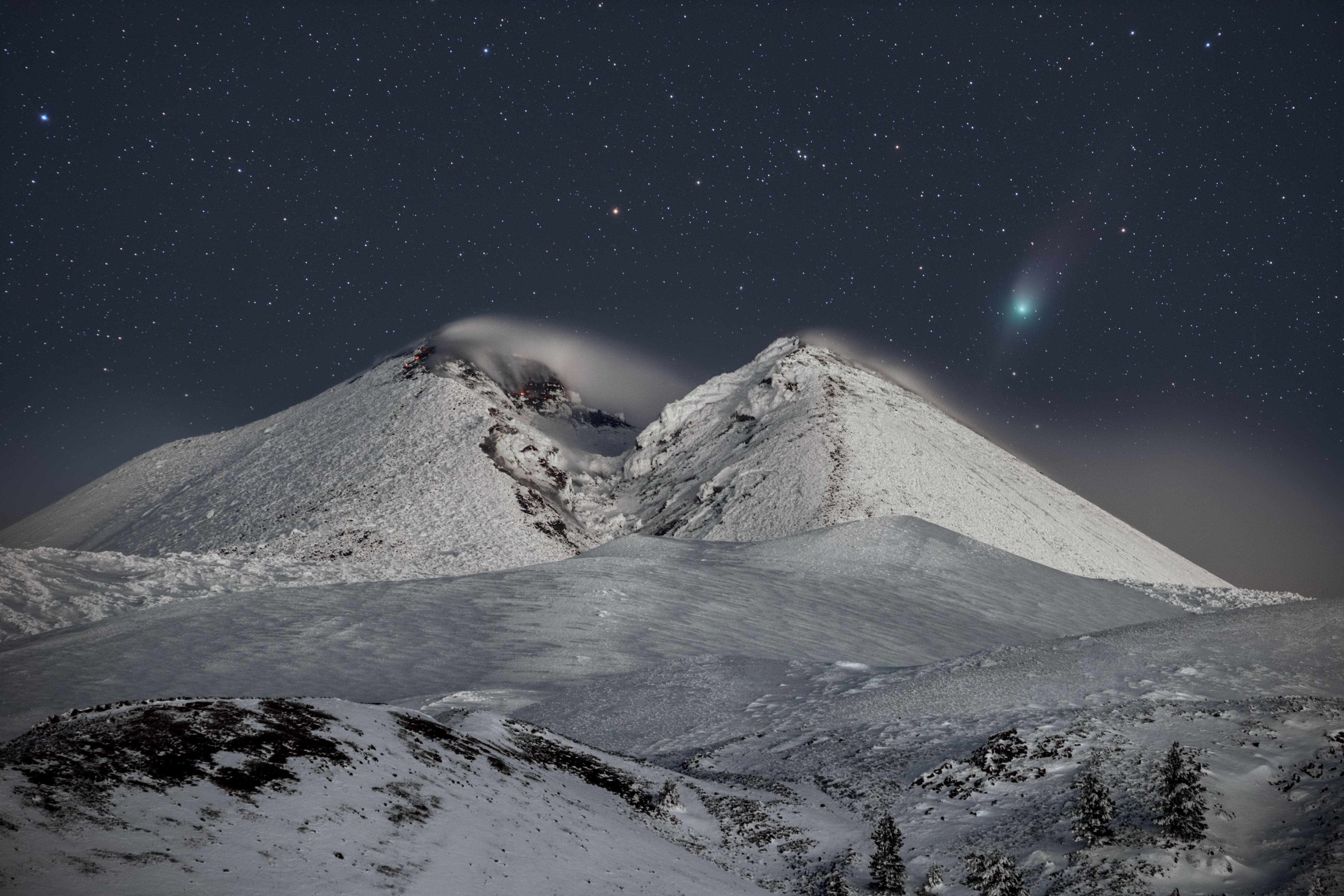 Mt. Etna with the Green Comet. (Photo: Dario Giannobile)