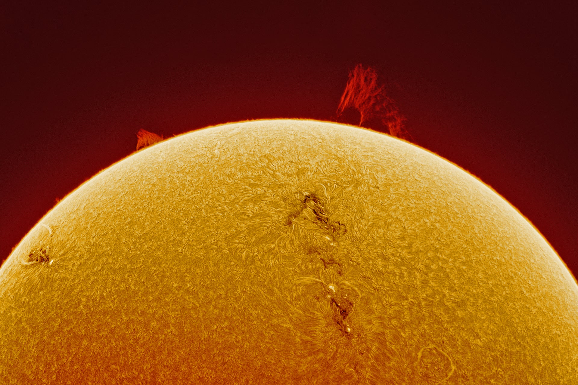 An image of the Sun showing a solar prominence — an eruption of hydrogen gas. (Image: Rafael Schmall)