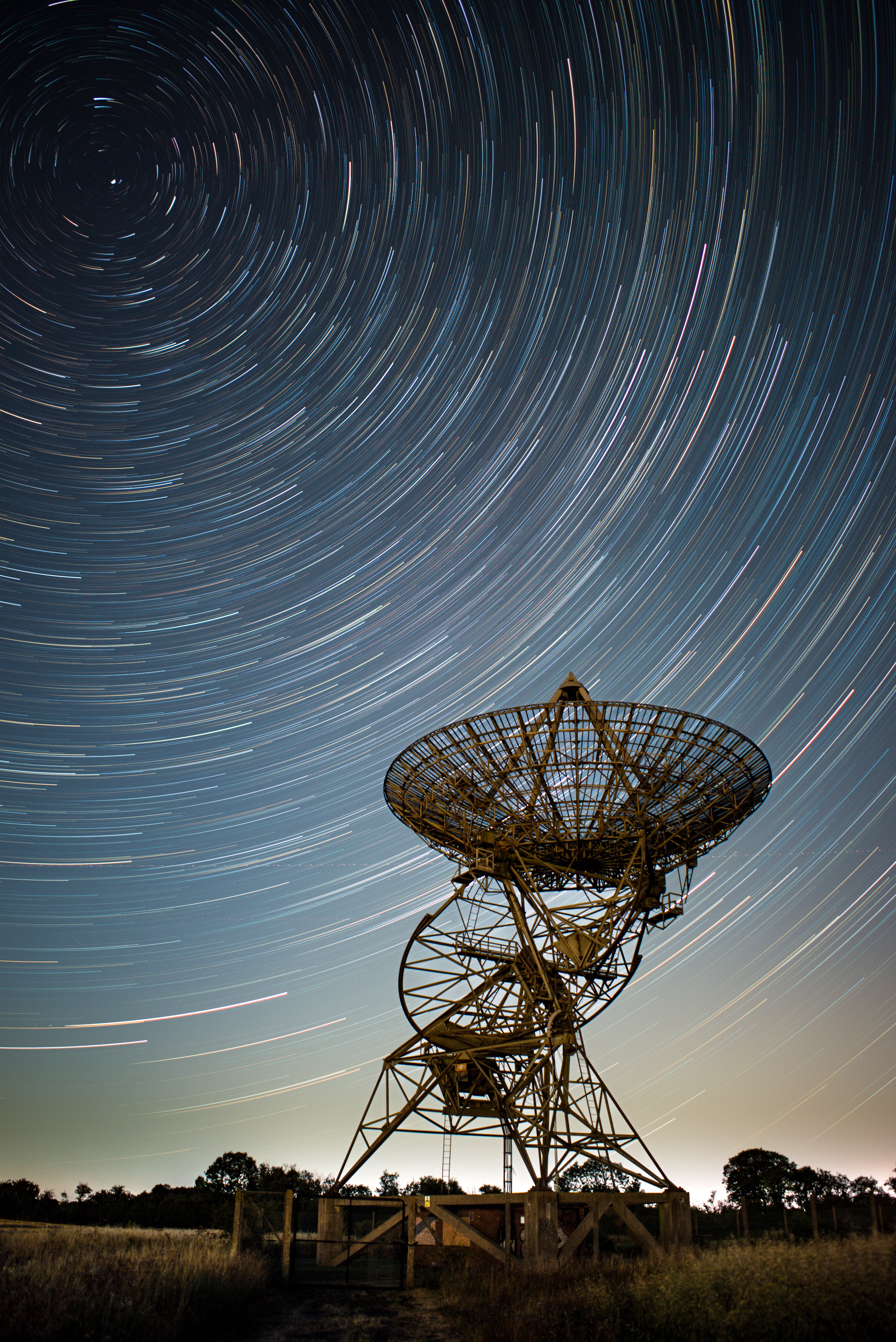 Streaks of stars over a radio telescope antenna at Mullard Radio Astronomy Observatory. (Photo: João Yordanov Serralheiro)