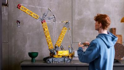 The Liebherr Crawler Crane Is the Most Expensive Lego Technic Set Ever