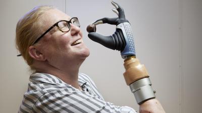 Woman’s Experimental Bionic Hand Passes Major Test With Flying Colors