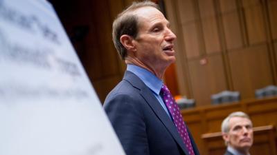 U.S. Senator Warns Foreign Governments Can Spy on Your Push Notifications