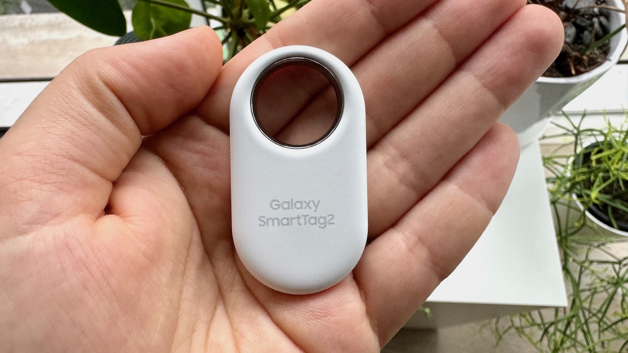 Samsung SmartTag 2 on a hand