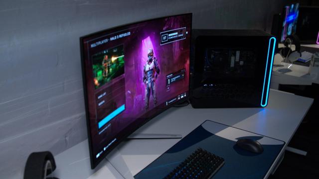 Alienware’s Latest QD-OLED Gaming Monitor Is a Real Curveball With 4K at 240Hz