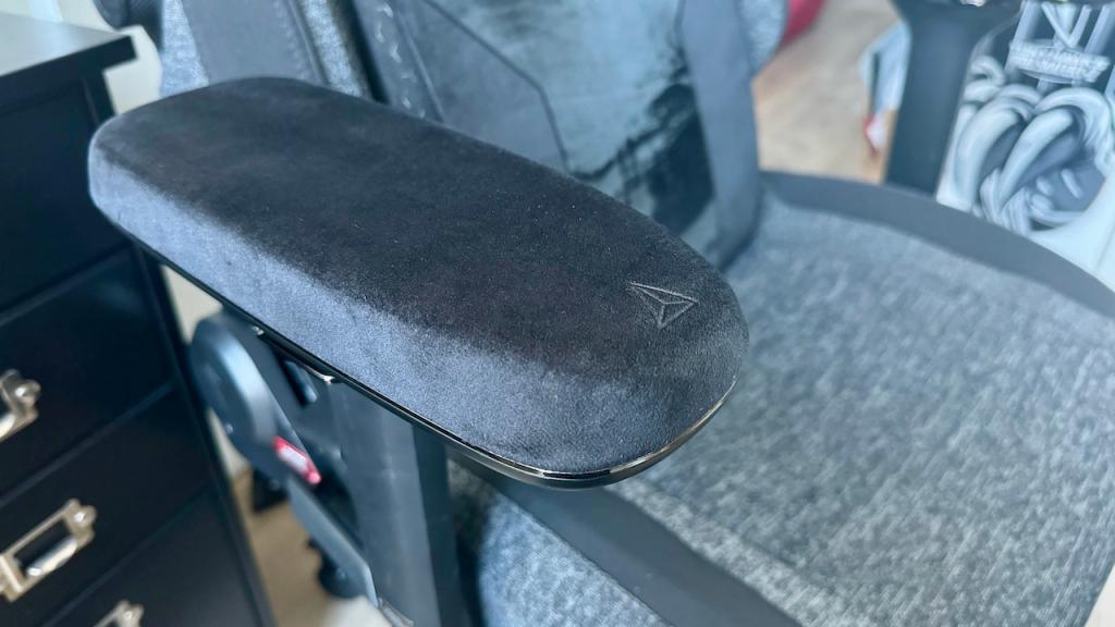 Secretlab Titan Evo gaming chair plush armrest