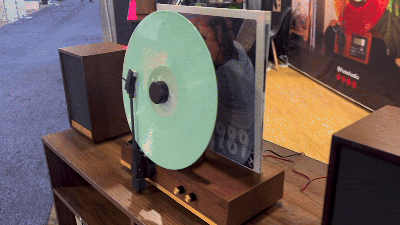 This Vertical Turntable Ships With a Pair of Speakers