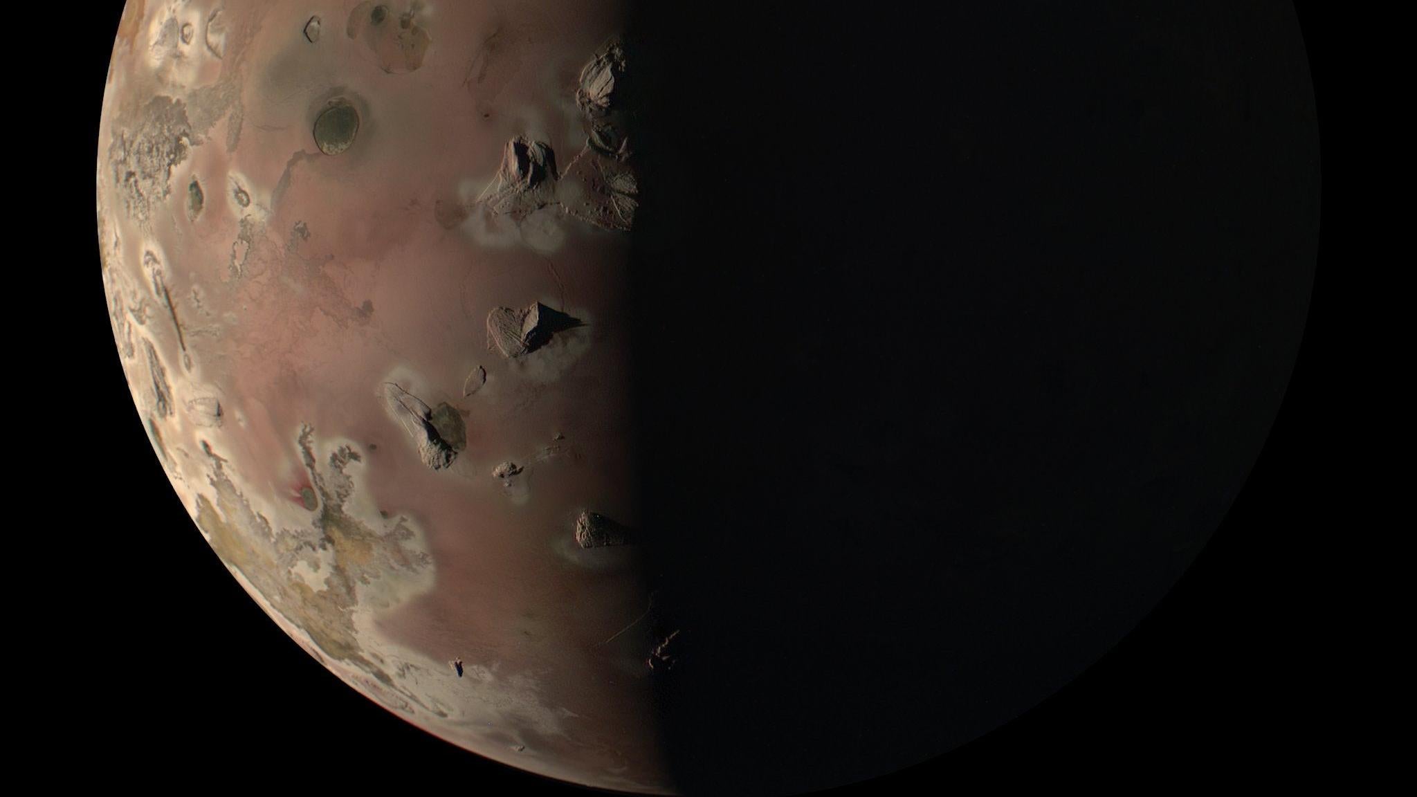 Zobacz nowe, niesamowite zdjęcia z bliska wulkanicznego księżyca Jowisza, Io